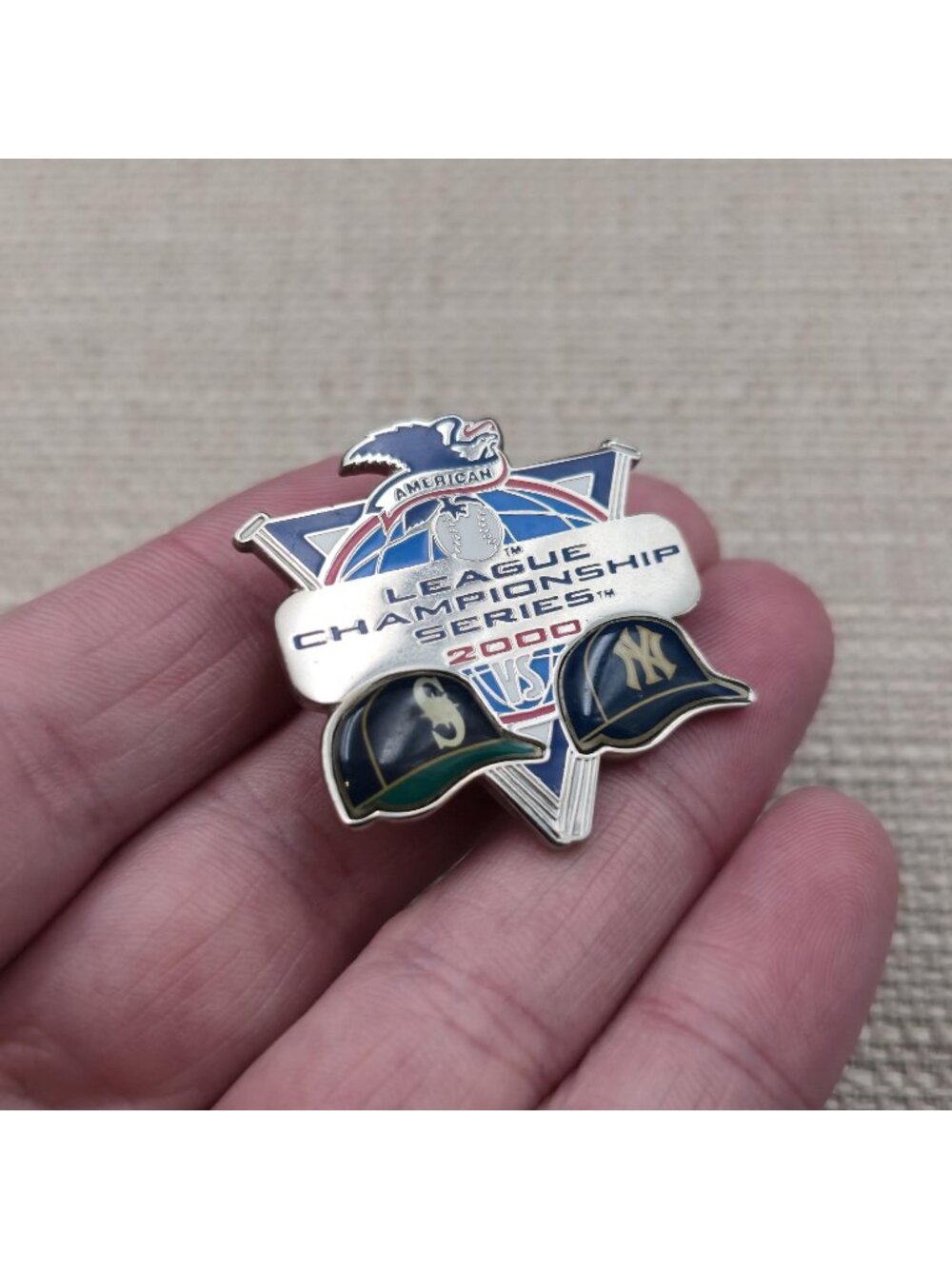 Vintage 2000 American League Championship Series Pin - Mariners vs Yankees A7416 - Picture 2 of 6